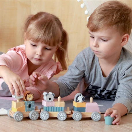 Bausteine zusammen gebaut Spielzeug Kinder Holz Zug Stehbausteine