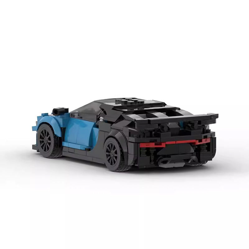Autobau-Bausteine Junge, die Spielzeug zusammenbauen