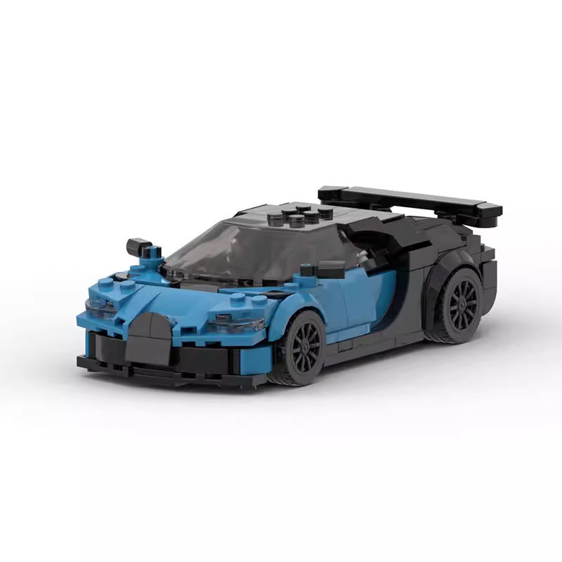 Autobau-Bausteine Junge, die Spielzeug zusammenbauen