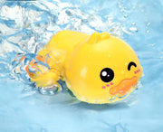 Baby-Spielzeug zum Spielen im Wasser: Kleiner Delfin und kleine Schildkröte zum Baden
