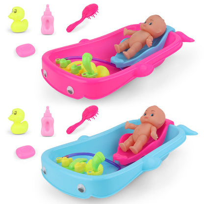 Baby spielt in der Wasser wanne mit Bades pielzeug