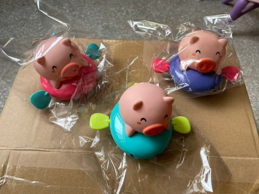 Baby-Spielzeug zum Spielen im Wasser: Kleiner Delfin und kleine Schildkröte zum Baden