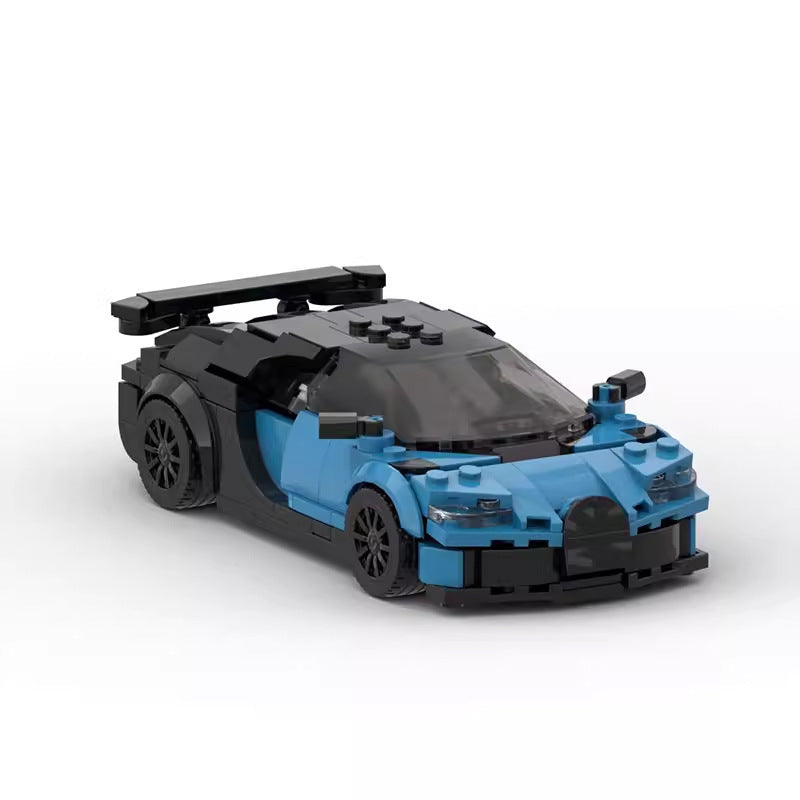 Autobau-Bausteine Junge, die Spielzeug zusammenbauen