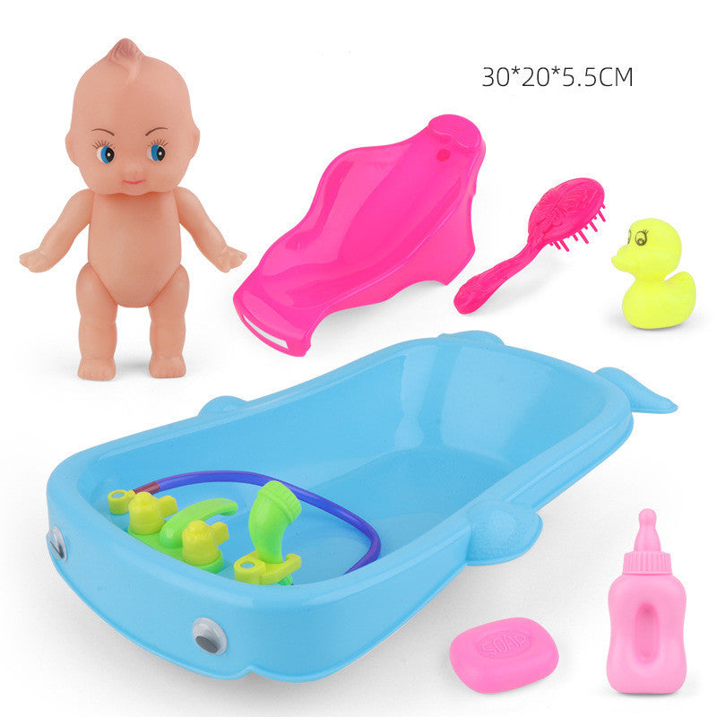 Baby spielt in der Wasser wanne mit Bades pielzeug