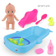 Baby spielt in der Wasser wanne mit Bades pielzeug