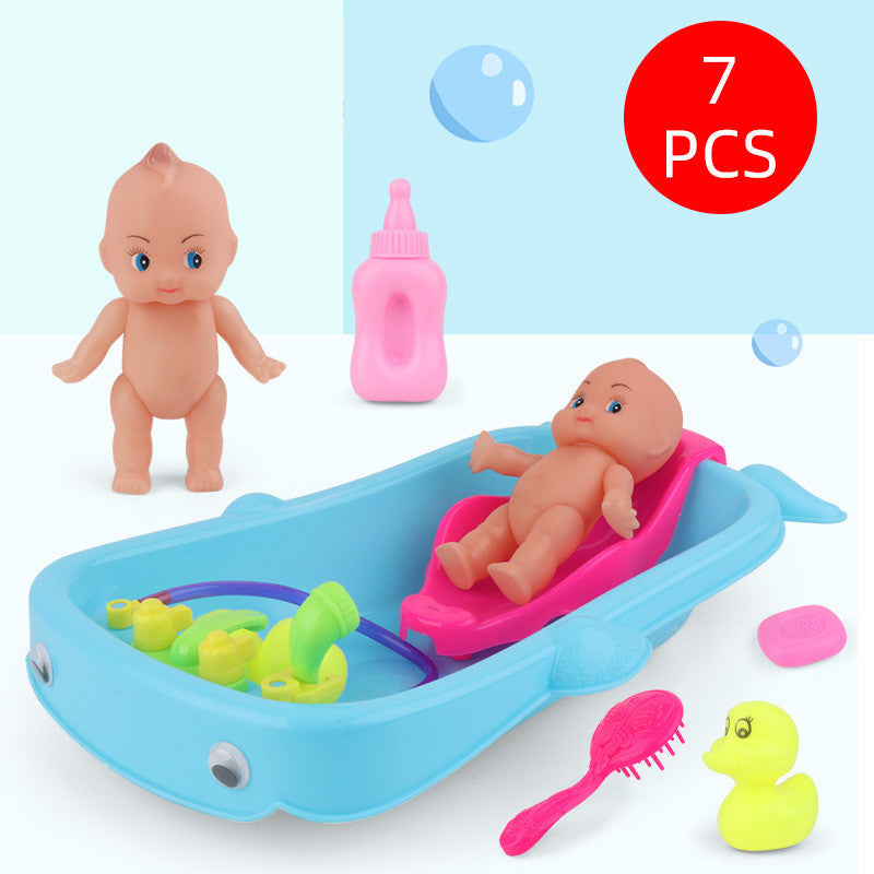 Baby spielt in der Wasser wanne mit Bades pielzeug