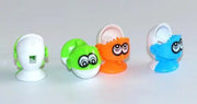 Bunte Spielzeugfiguren mit lustigen Augen in Grün, Orange, Blau und Weiß, kindgerechtes Design für spielerischen Spaß