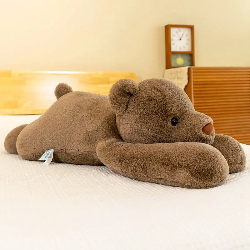 Bär kissen in Braun liegend auf dem Bett, großes weiches Bärenkissen in Seitenansicht