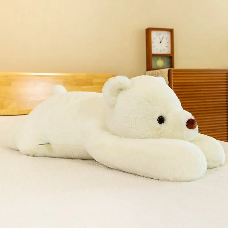 Bär kissen in Weiß liegend auf einem Bett, großes weiches Bärenkissen im Schlafzimmer