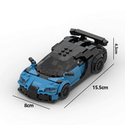 Autobau-Bausteine Junge, die Spielzeug zusammenbauen