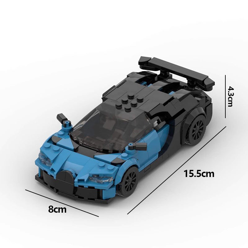 Autobau-Bausteine Junge, die Spielzeug zusammenbauen