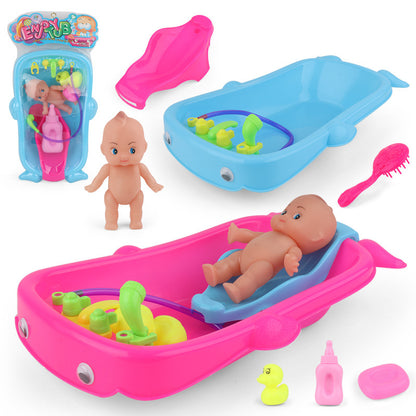 Baby spielt in der Wasser wanne mit Bades pielzeug