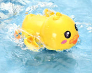 Baby-Spielzeug zum Spielen im Wasser: Kleiner Delfin und kleine Schildkröte zum Baden