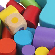 Detailansicht der bunten Holzformen des Balance Spiels für Kinder