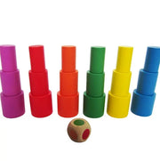 Bunte Holzsteine des Balance Spiels nach Farben gestapelt