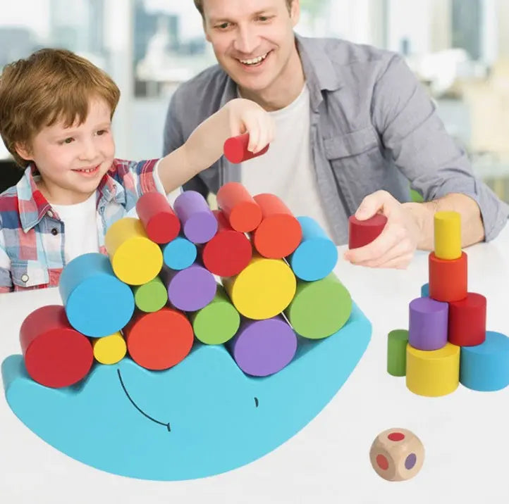 Holz Balance Spiel für Kinder beim gemeinsamen Spielen mit einem Erwachsenen