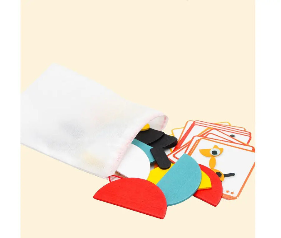 Aufbewahrungsbeutel mit bunten Holzpuzzle-Teilen und Tierkarten