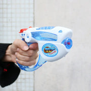 Kinder Strand Spielzeug Wasserpistole wird von einer Hand gehalten und benutzt