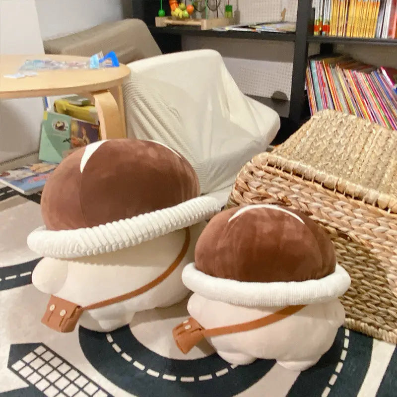 Pilz kuscheltier in zwei Groessen, grosse und kleine Variante im Kinderzimmer