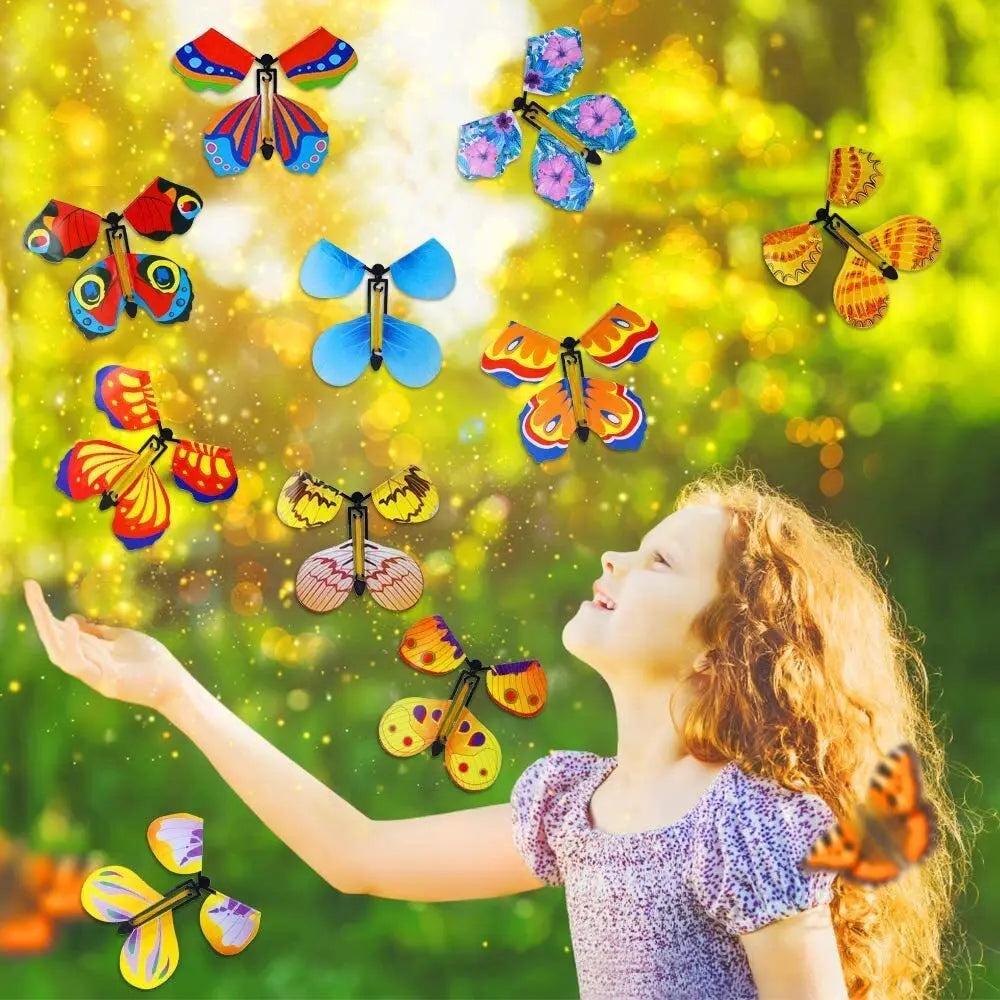 Schmetterling spielzeug im Garten, Kind beobachtet fliegende bunte Schmetterlinge im Sonnenlicht