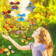 Schmetterling spielzeug im Garten, Kind beobachtet fliegende bunte Schmetterlinge im Sonnenlicht