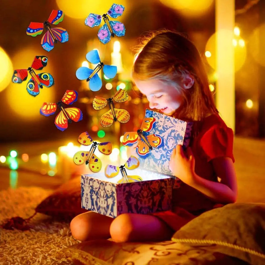 Schmetterling spielzeug als Geschenk, Kind oeffnet eine Box mit bunten fliegenden Schmetterlingen