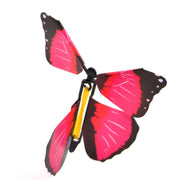 Schmetterling spielzeug in Rosa, einzelner fliegender Schmetterling mit beweglichen Fluegeln